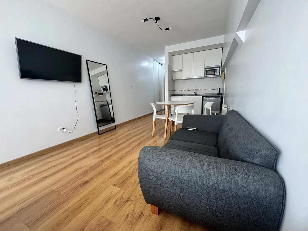 Furnished front-facing studio