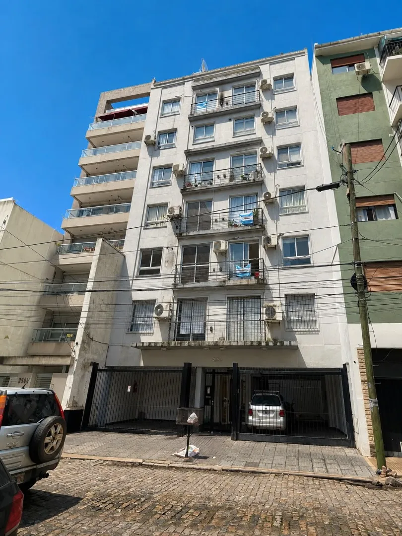 Semipiso con balcón y cochera
