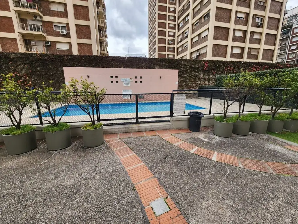 Departamento con balcón y pileta