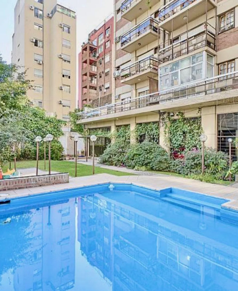 Ambiente con balcón en Núñez