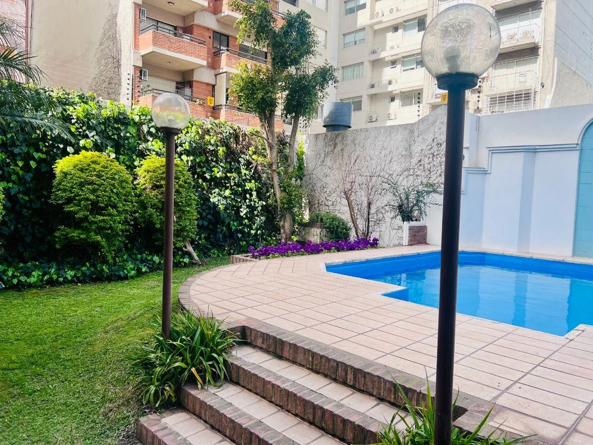 Ambiente con balcón en Núñez