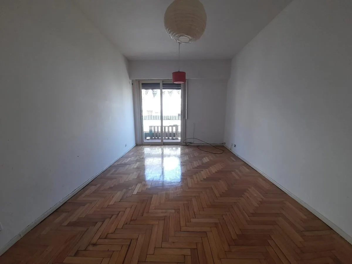 Departamento con balcón al frente