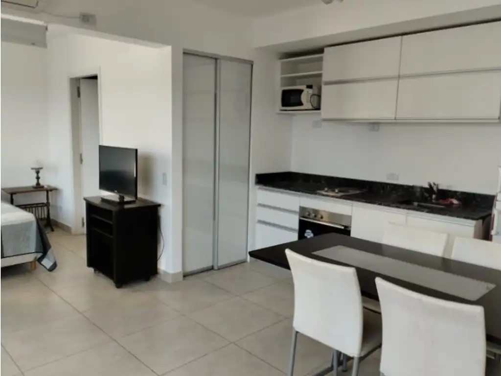 Monoambiente con balcón amoblado