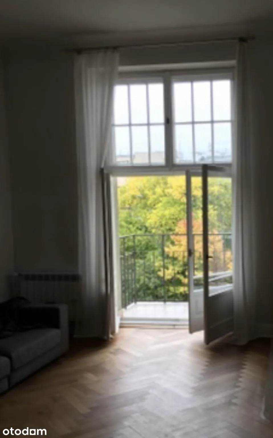 High ceilings, balcony, renovated tenement