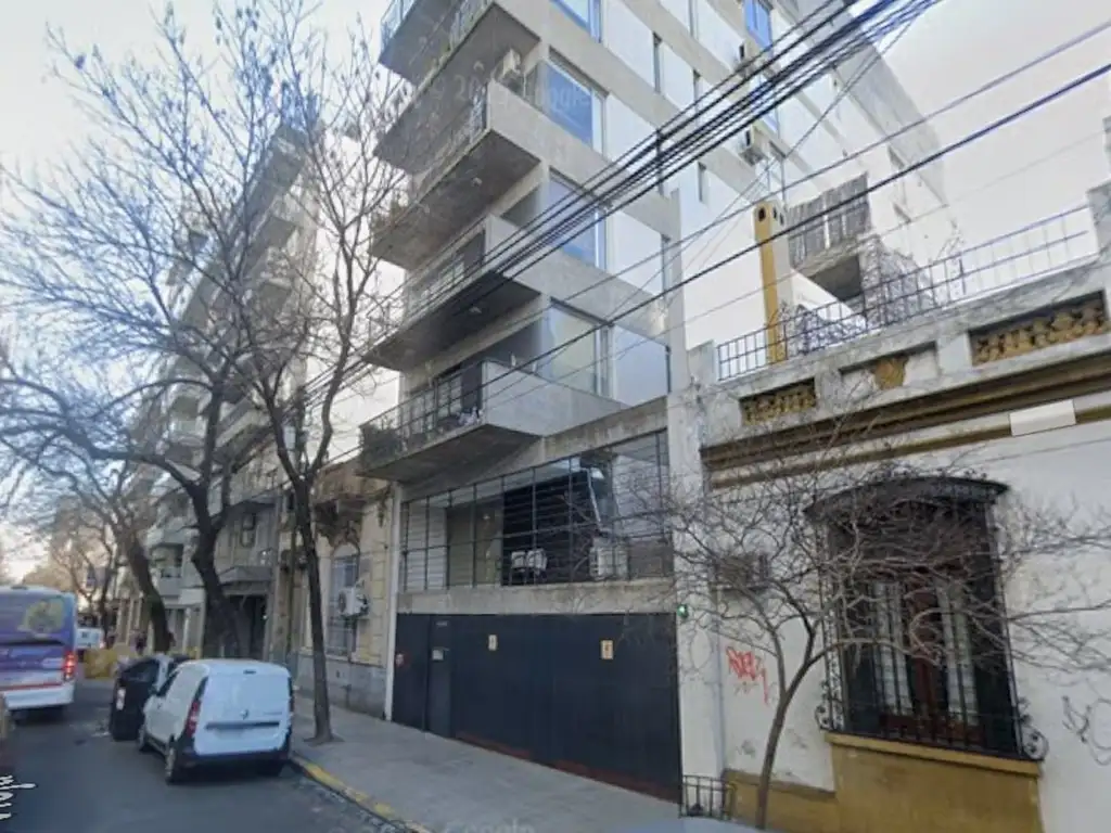 Monoambiente con balcón y terraza