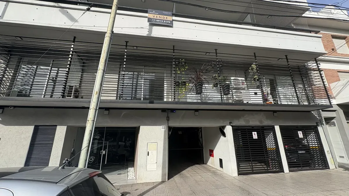 Monoambiente con balcón y piscina