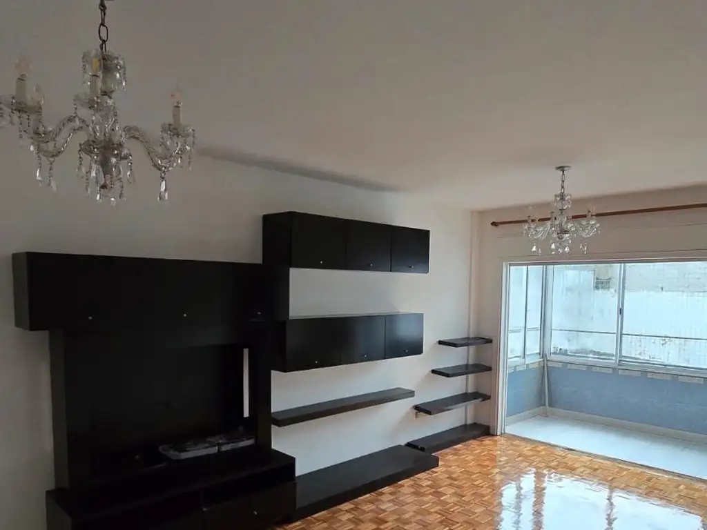 Departamento con balcón y cochera