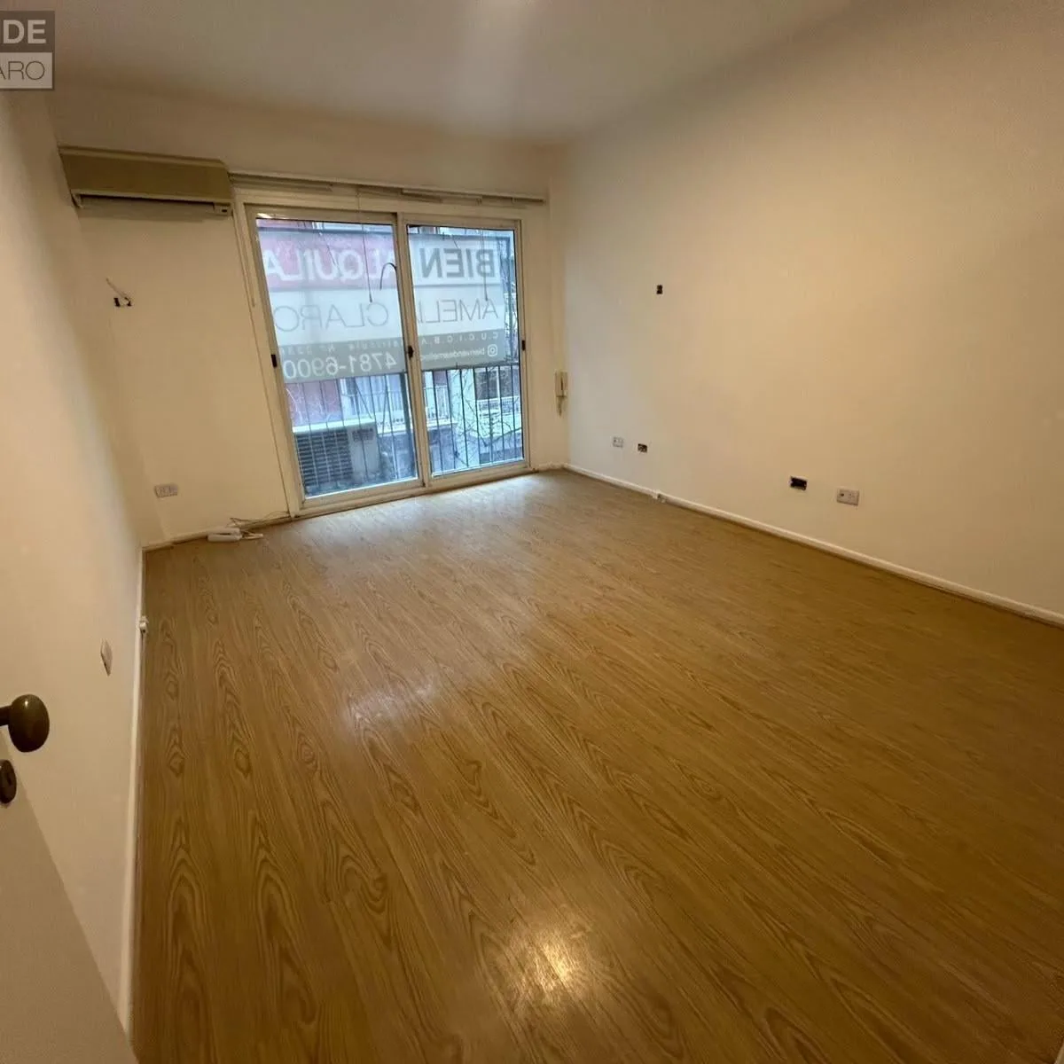 Monoambiente dividido con balcón francés