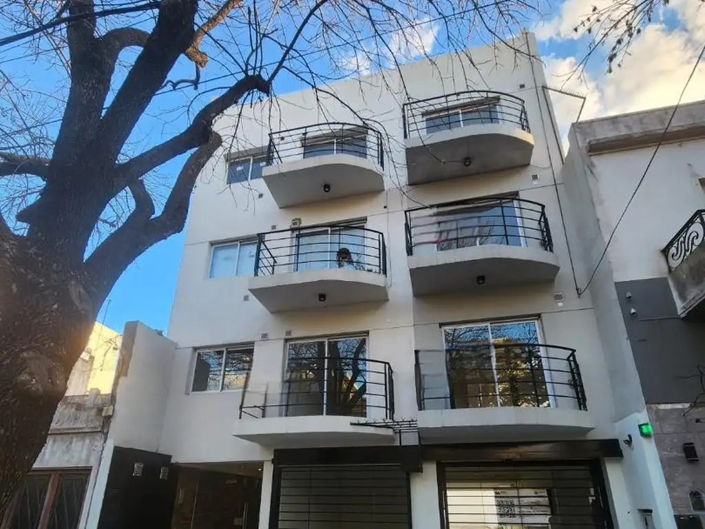 Monoambiente con balcón al frente
