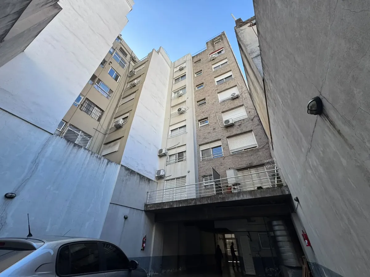 2 ambientes con balcón al frente