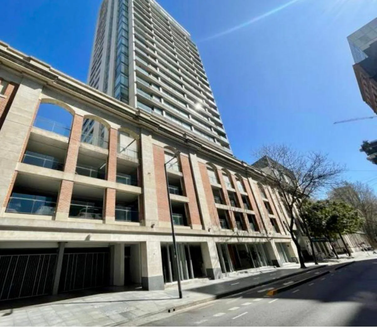 Departamento con balcón y vista abierta