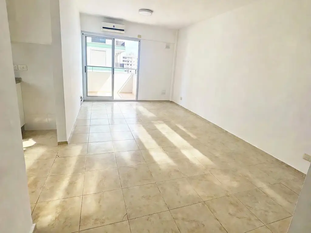 Monoambiente con balcón y A/C