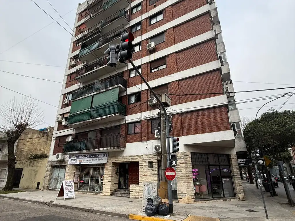 2 dormitorios con balcón
