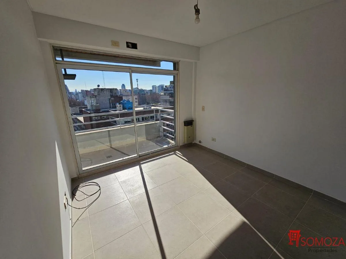 Departamento con balcón y pileta
