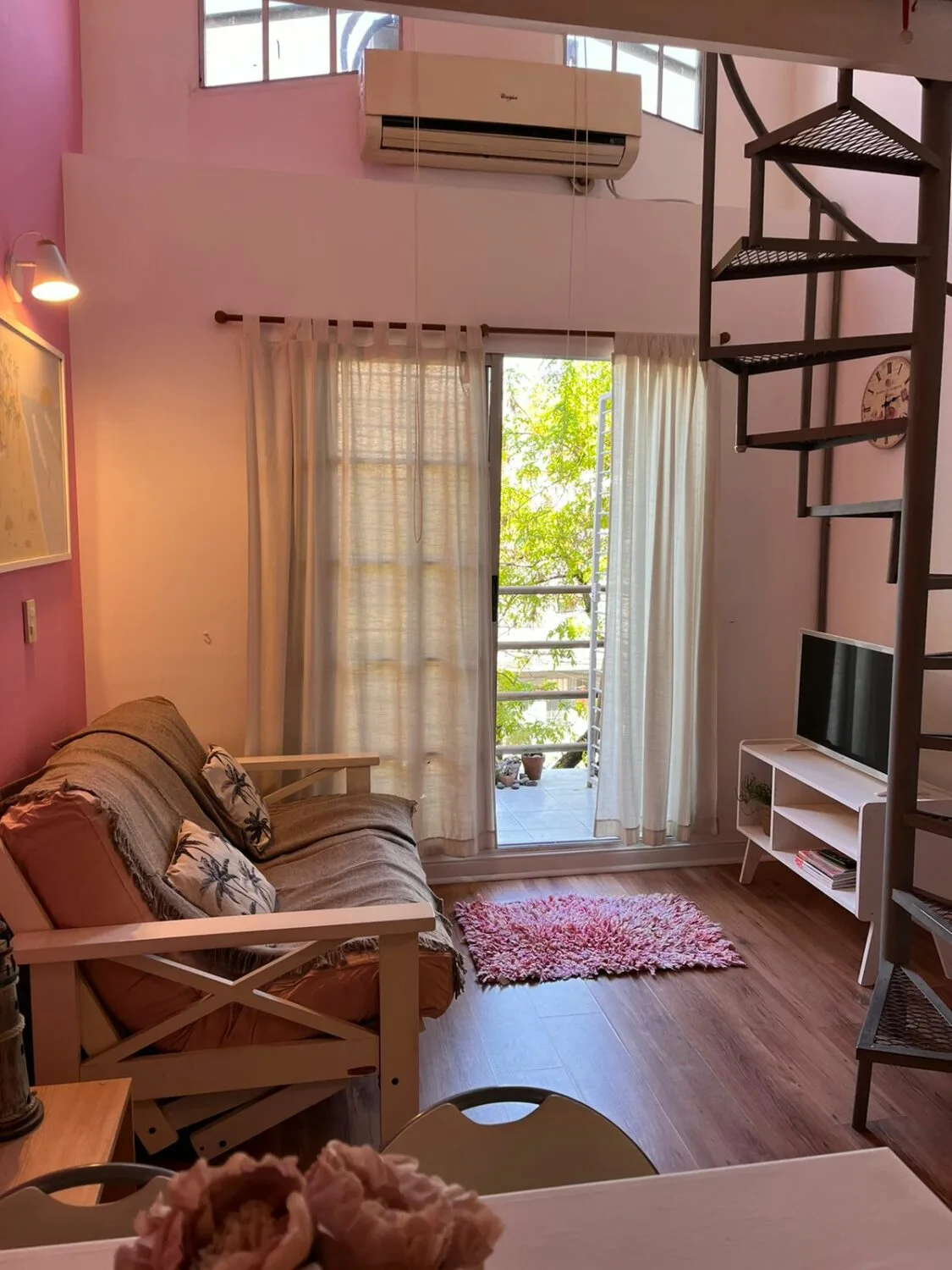 Duplex amoblado con balcón