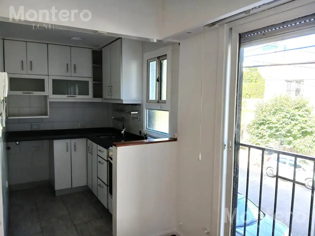 Departamento al frente con balcón