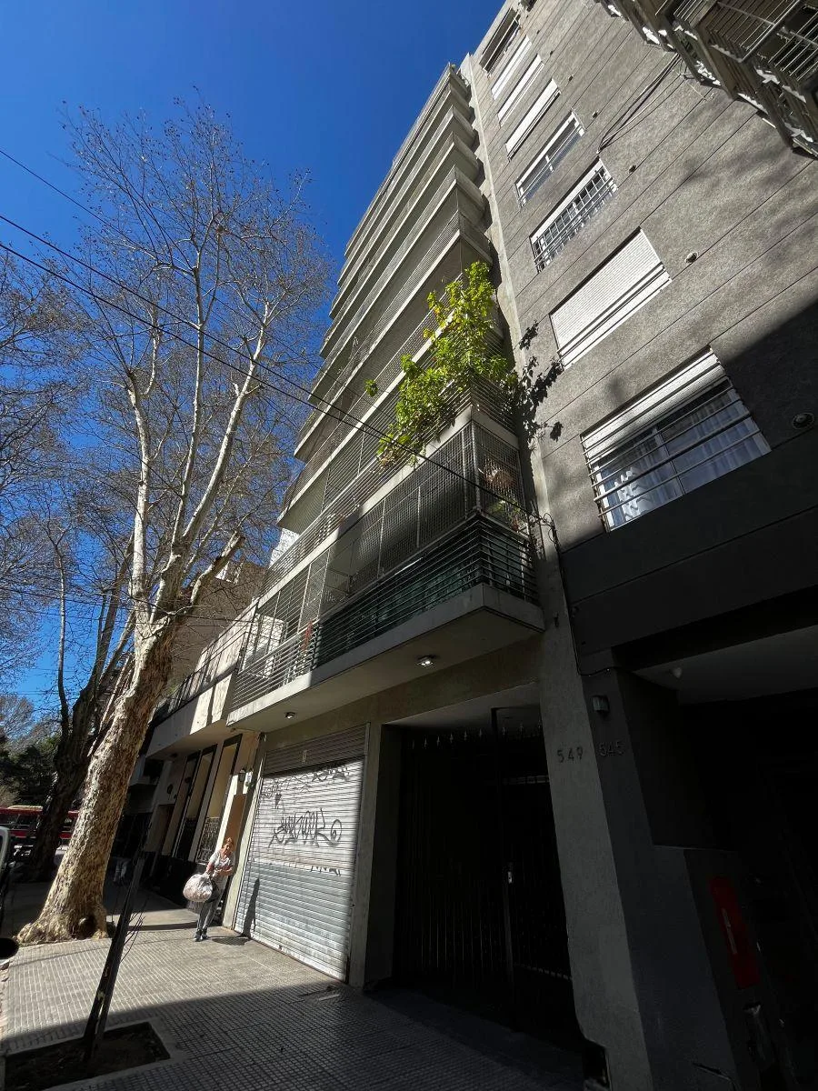 Monoambiente al frente con balcón