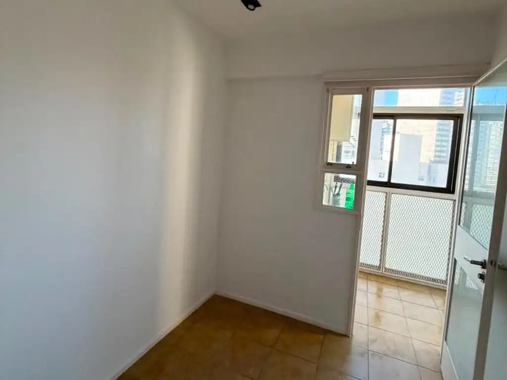 Departamento con balcón y cochera
