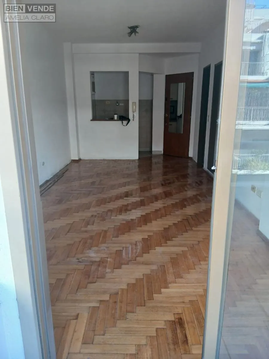 Monoambiente al frente con balcón