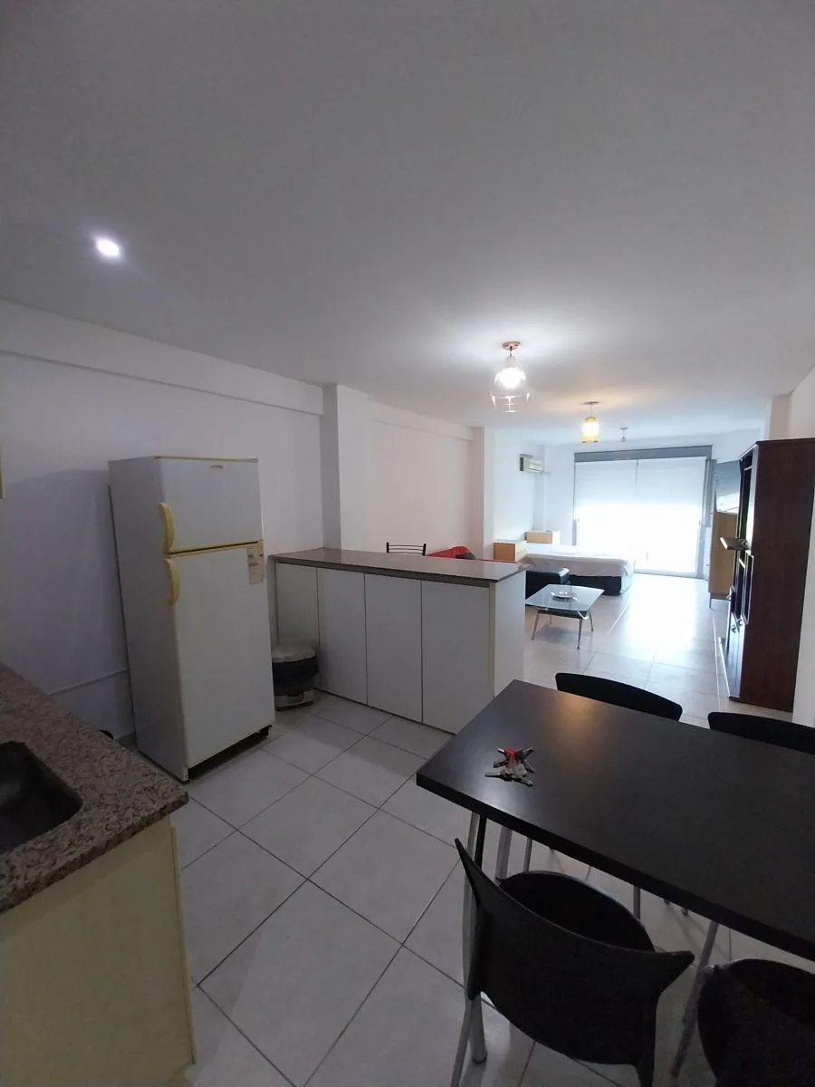 Monoambiente con balcón y pileta