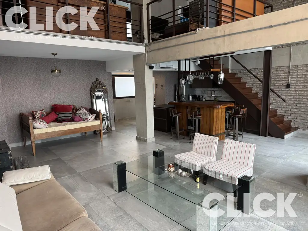 Loft en dos plantas con balcón