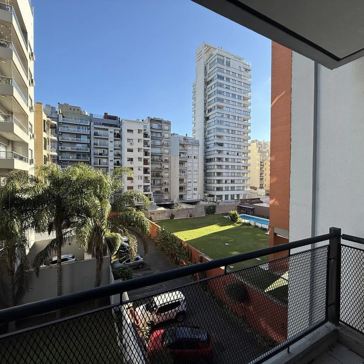 Monoambiente con balcón y A/C