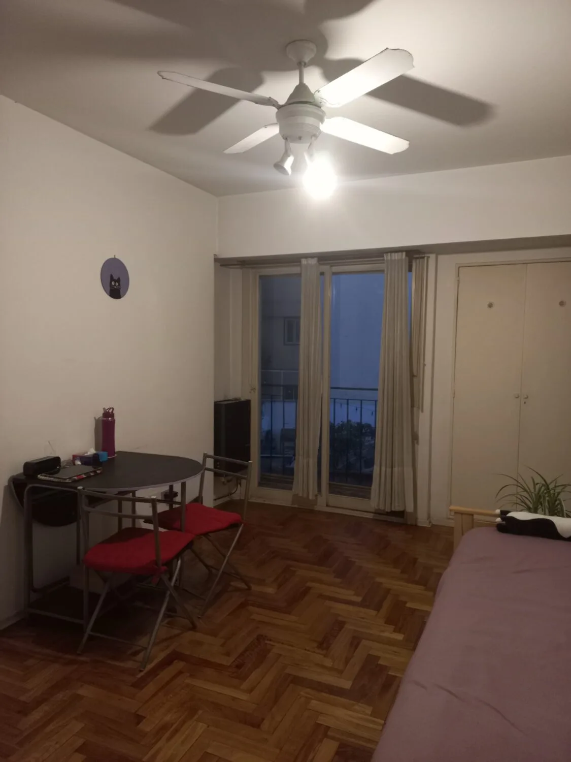 Monoambiente con balcón inglés