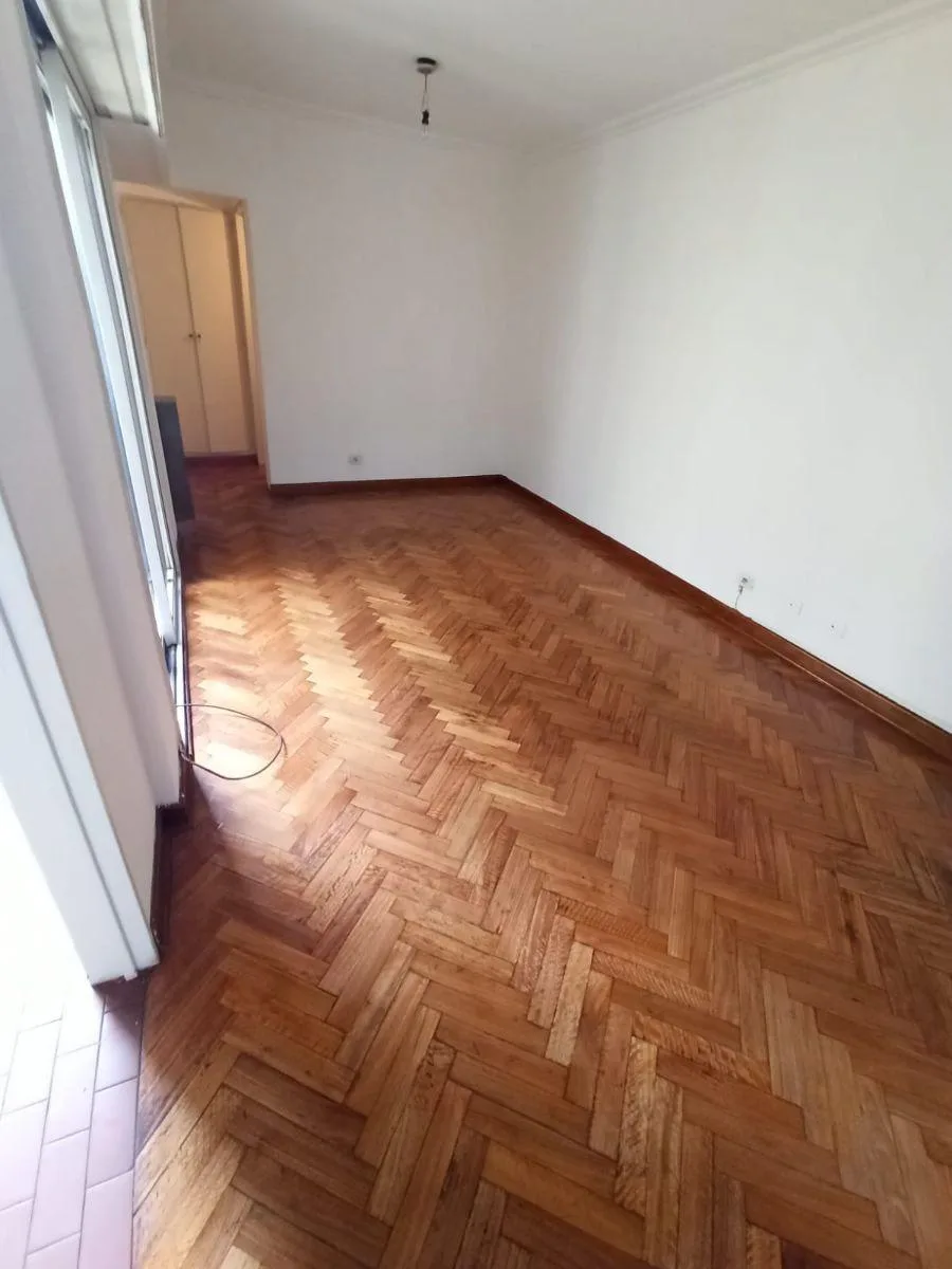 Monoambiente lateral con balcón