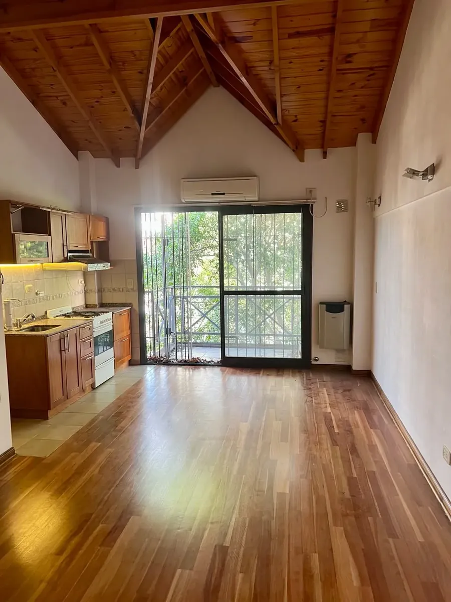 Monoambiente con balcón en Colegiales
