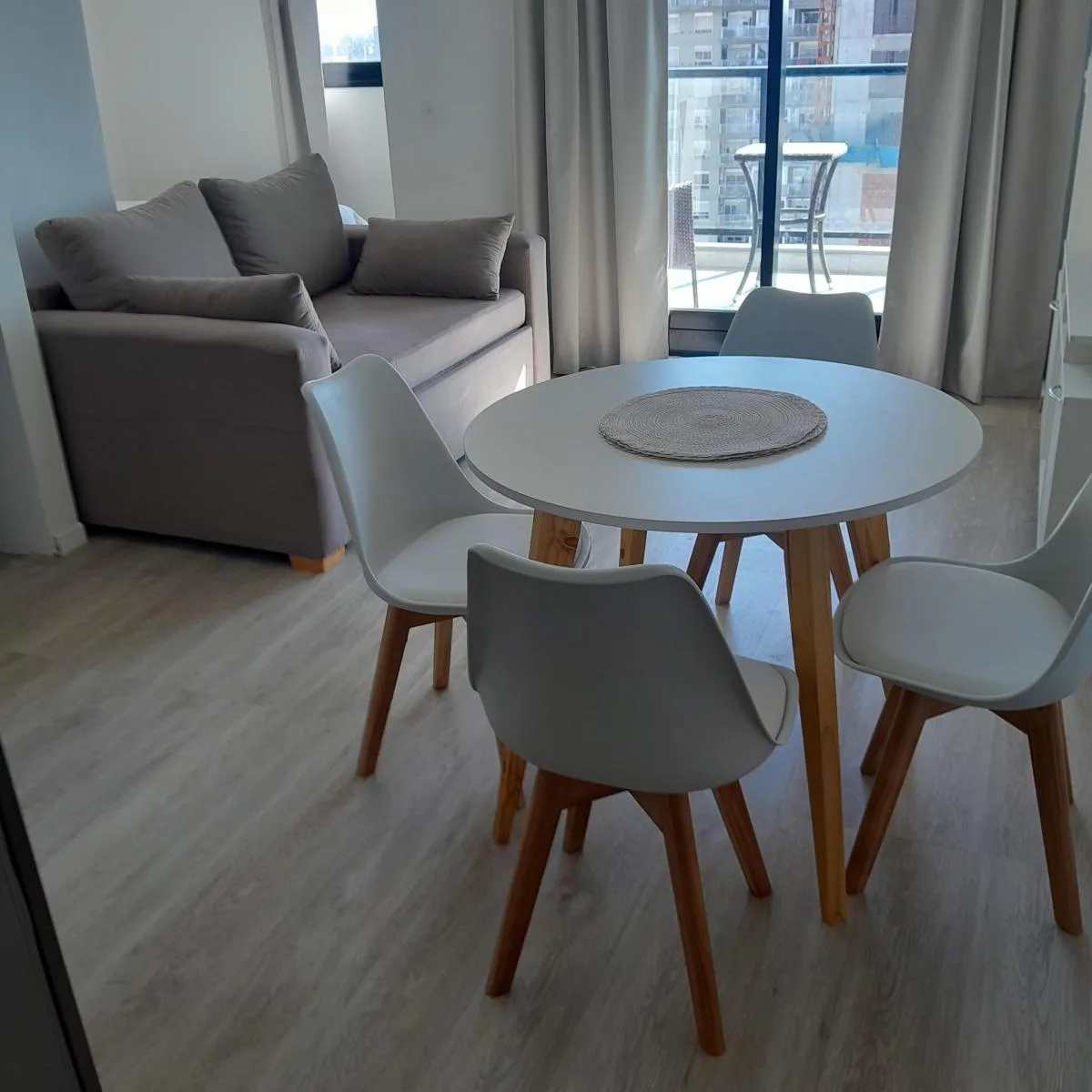 Piso 24 con balcón amoblado