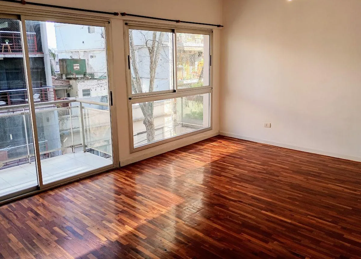 Monoambiente al frente con balcón