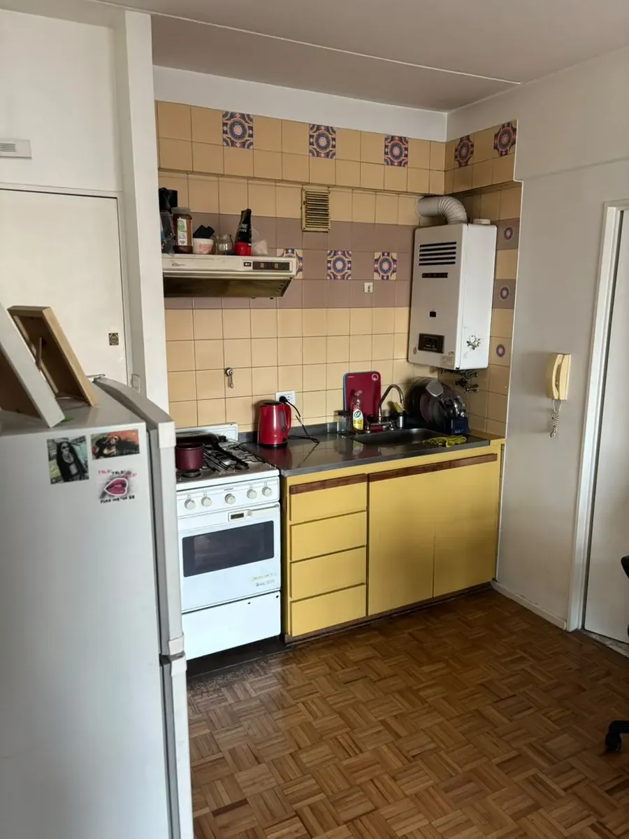 Monoambiente con balcón y cocina completa