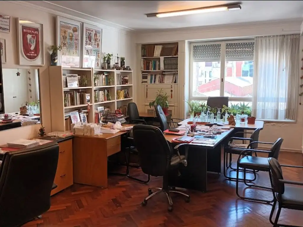 Estudio con parquet y norte