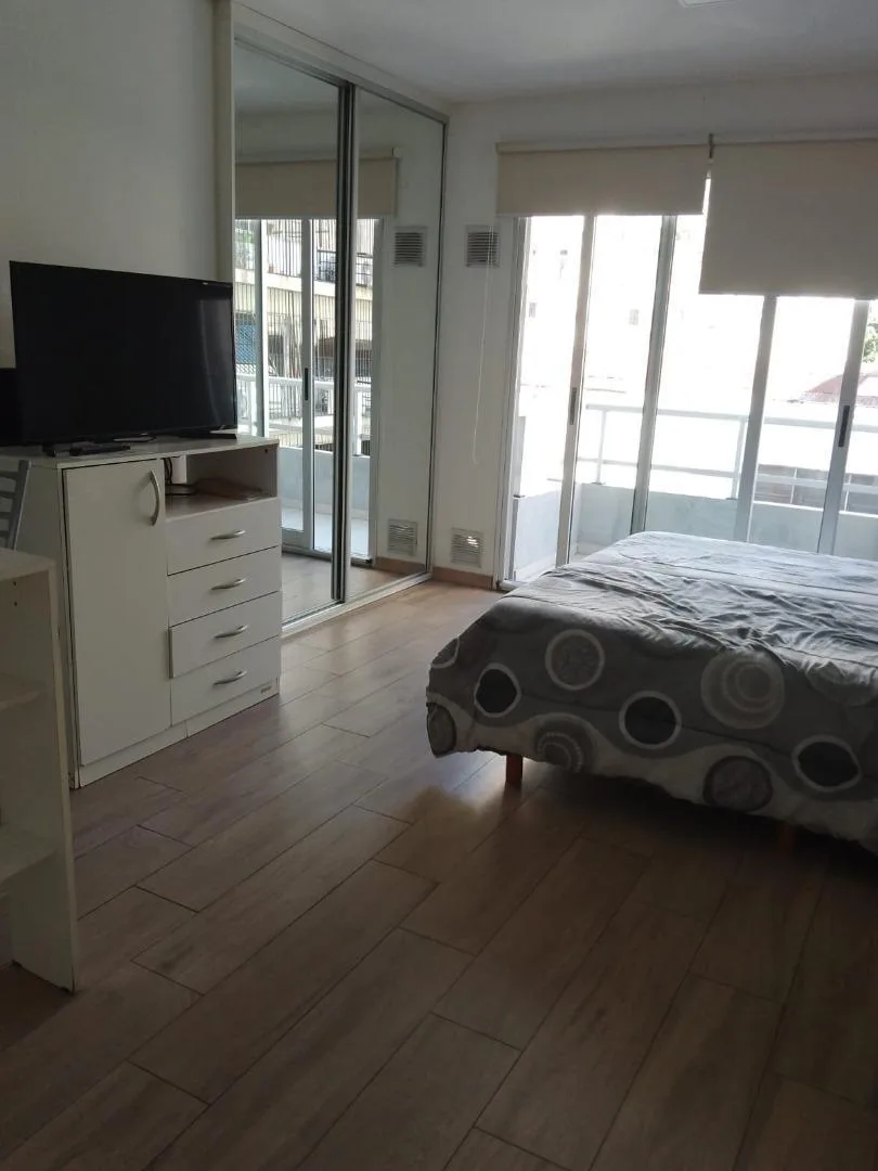 Monoambiente amueblado con balcón