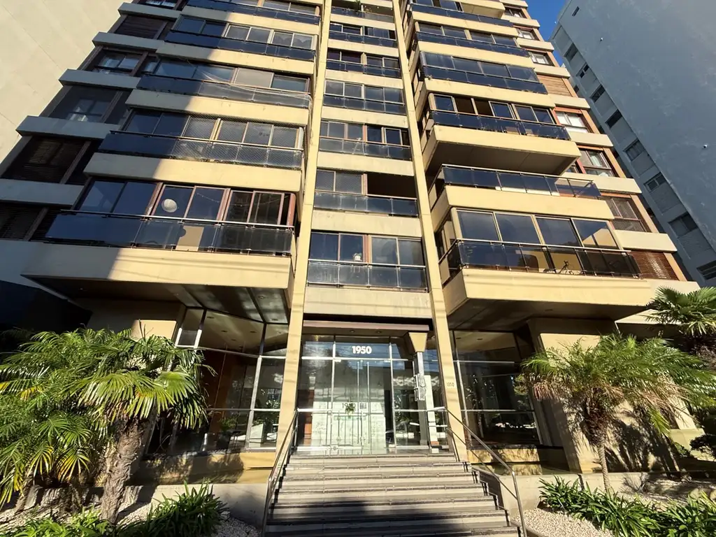 Departamento con balcón terraza y 2 cocheras