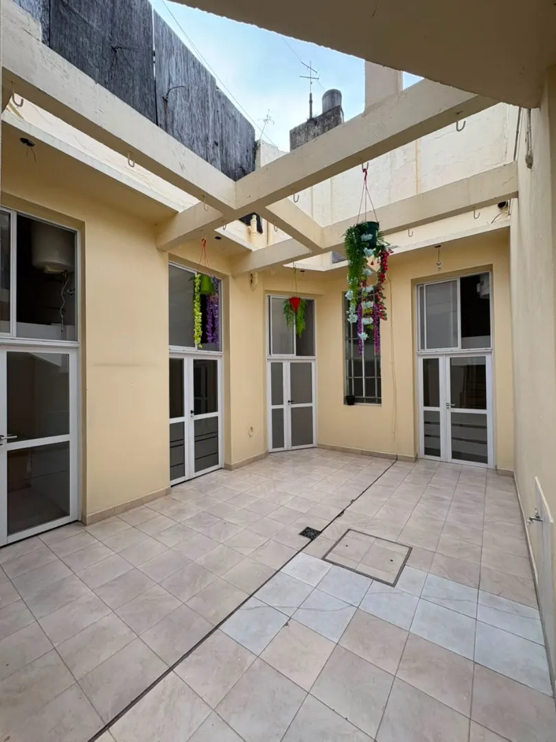 Duplex tipo casa con patio