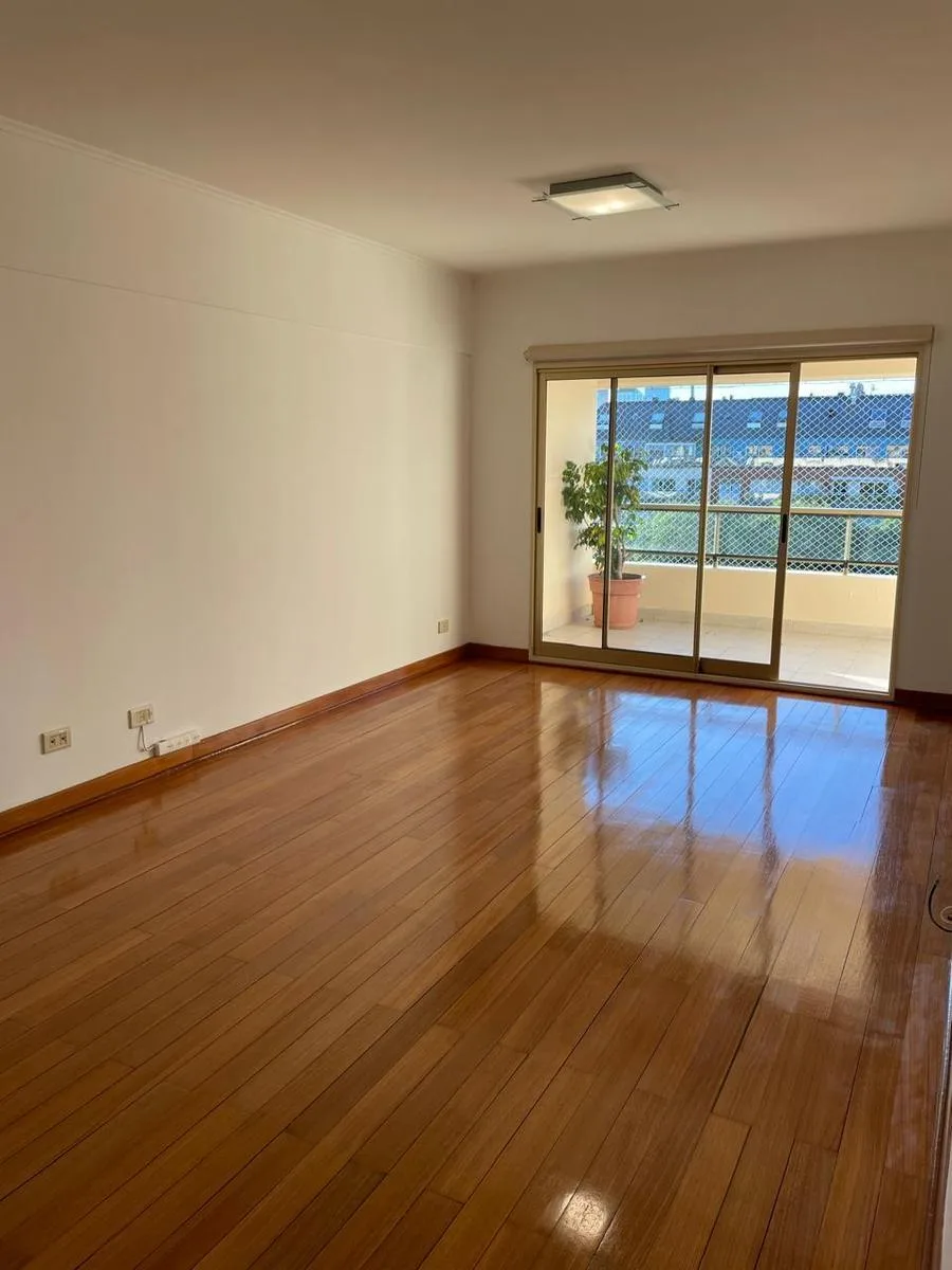 Puerto Madero piso 8 con balcón