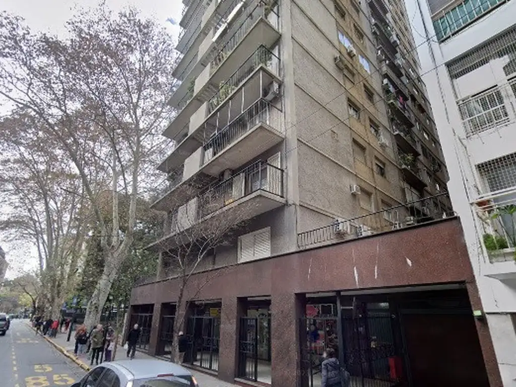 3 ambientes al frente con balcón