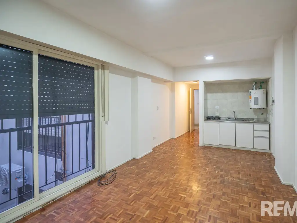 Monoambiente con balcón francés