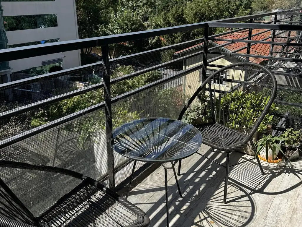 Monoambiente con balcón y pileta