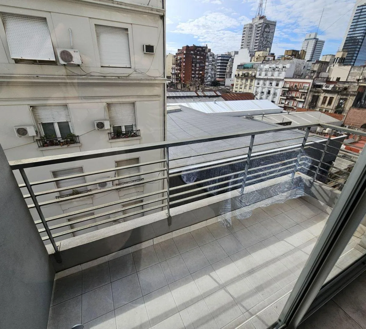 Monoambiente con balcón y AC