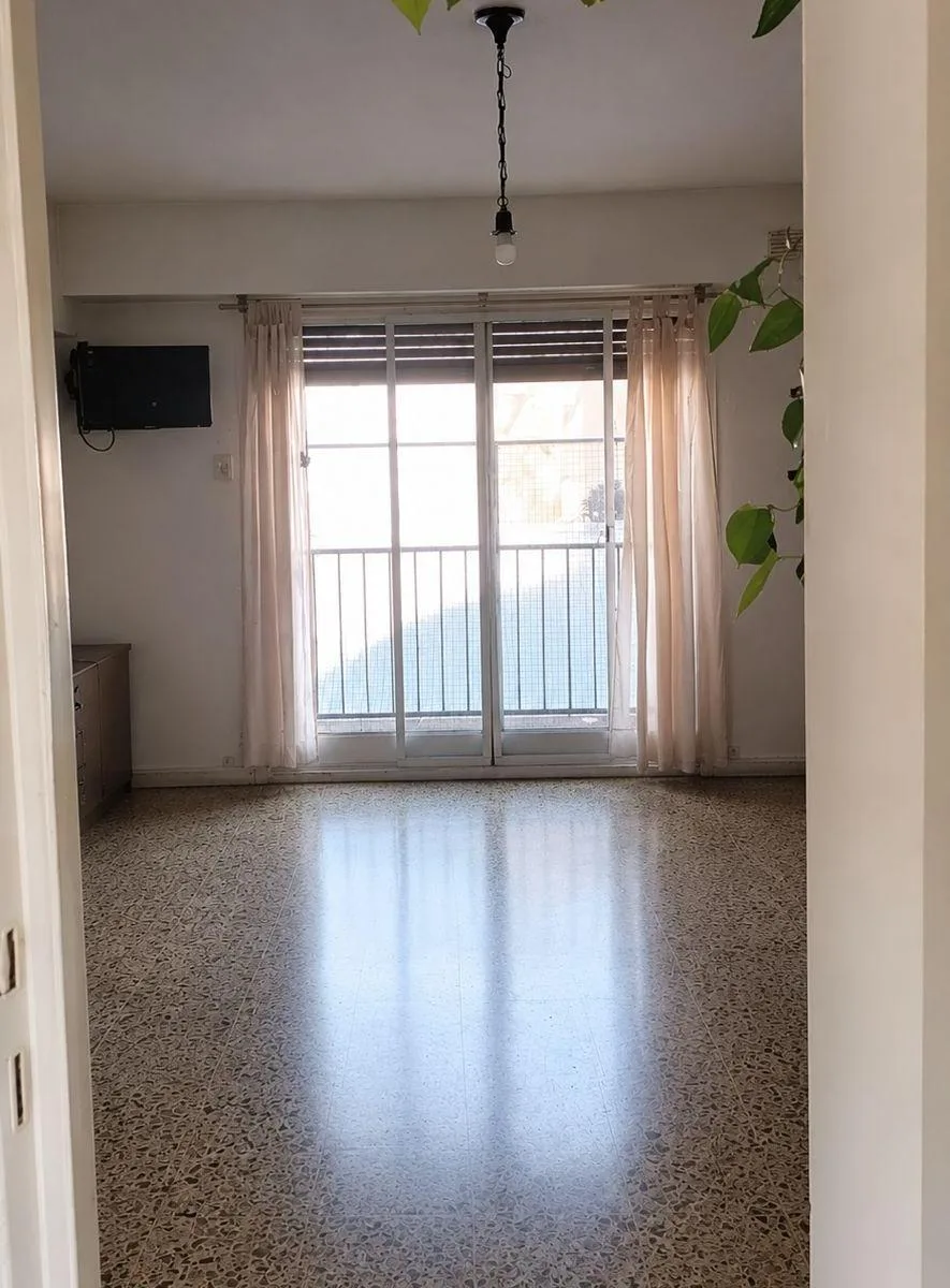 Departamento con balcón contrafrente