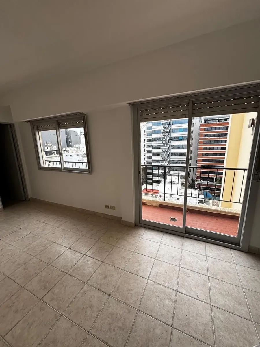 Monoambiente con balcón y patio