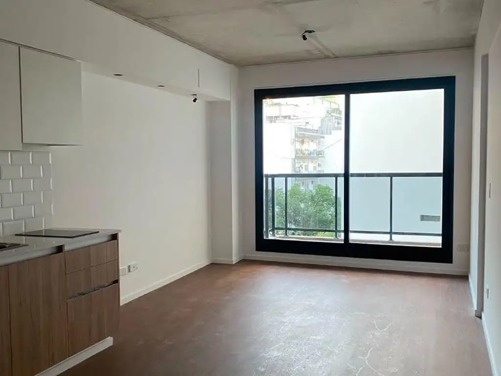 Monoambiente con balcón y amenities