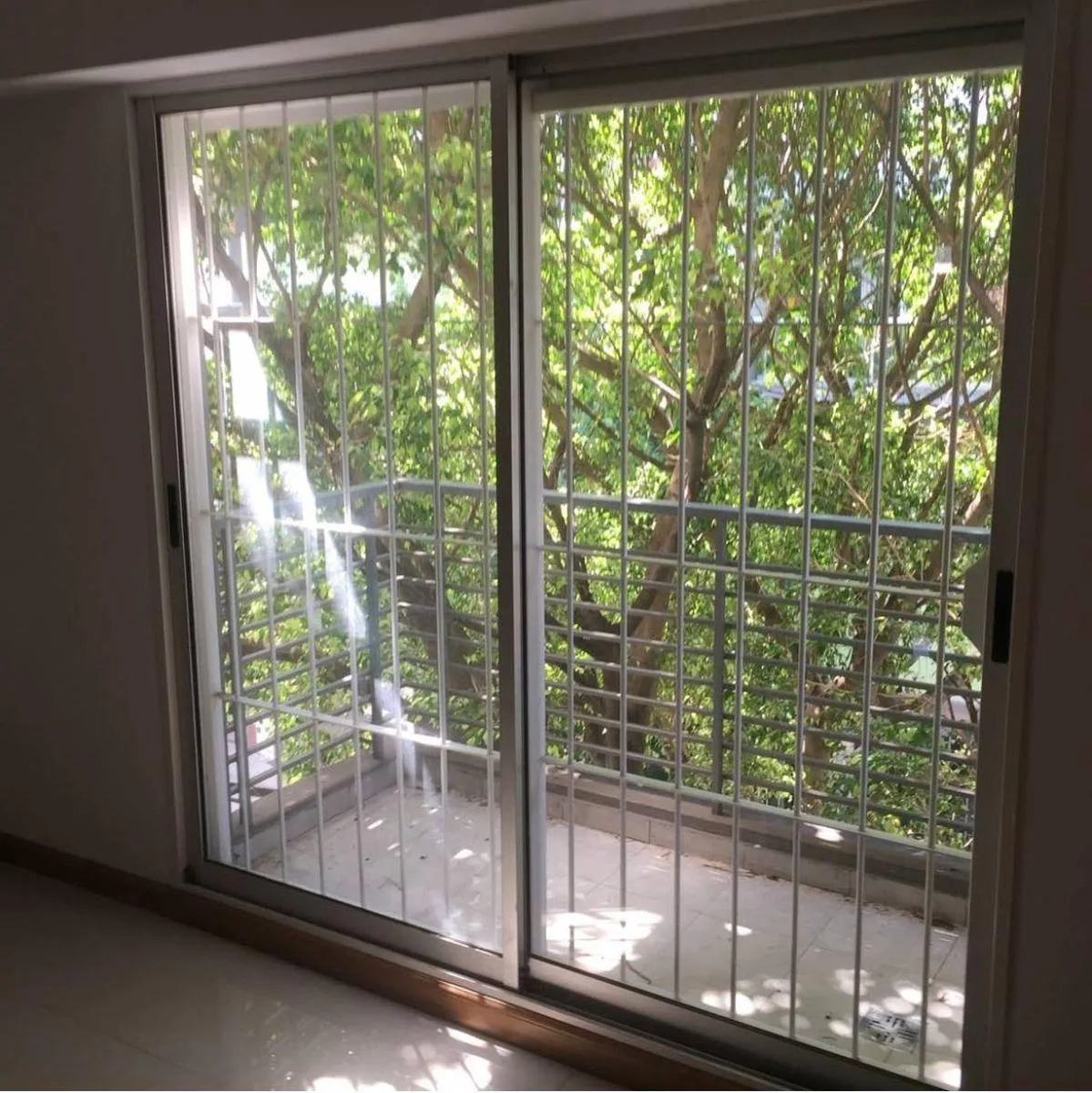 Front-facing studio with balcony