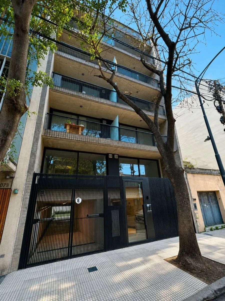 Monoambiente con balcón aterrazado