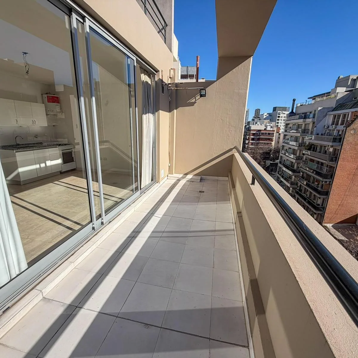 Monoambiente con balcón terraza