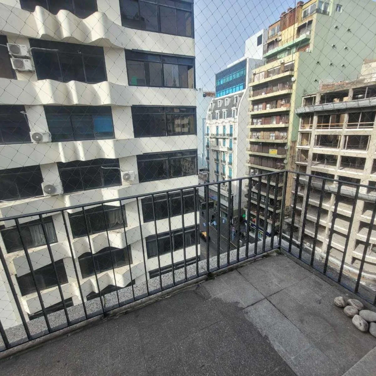 2 ambientes al frente con balcón