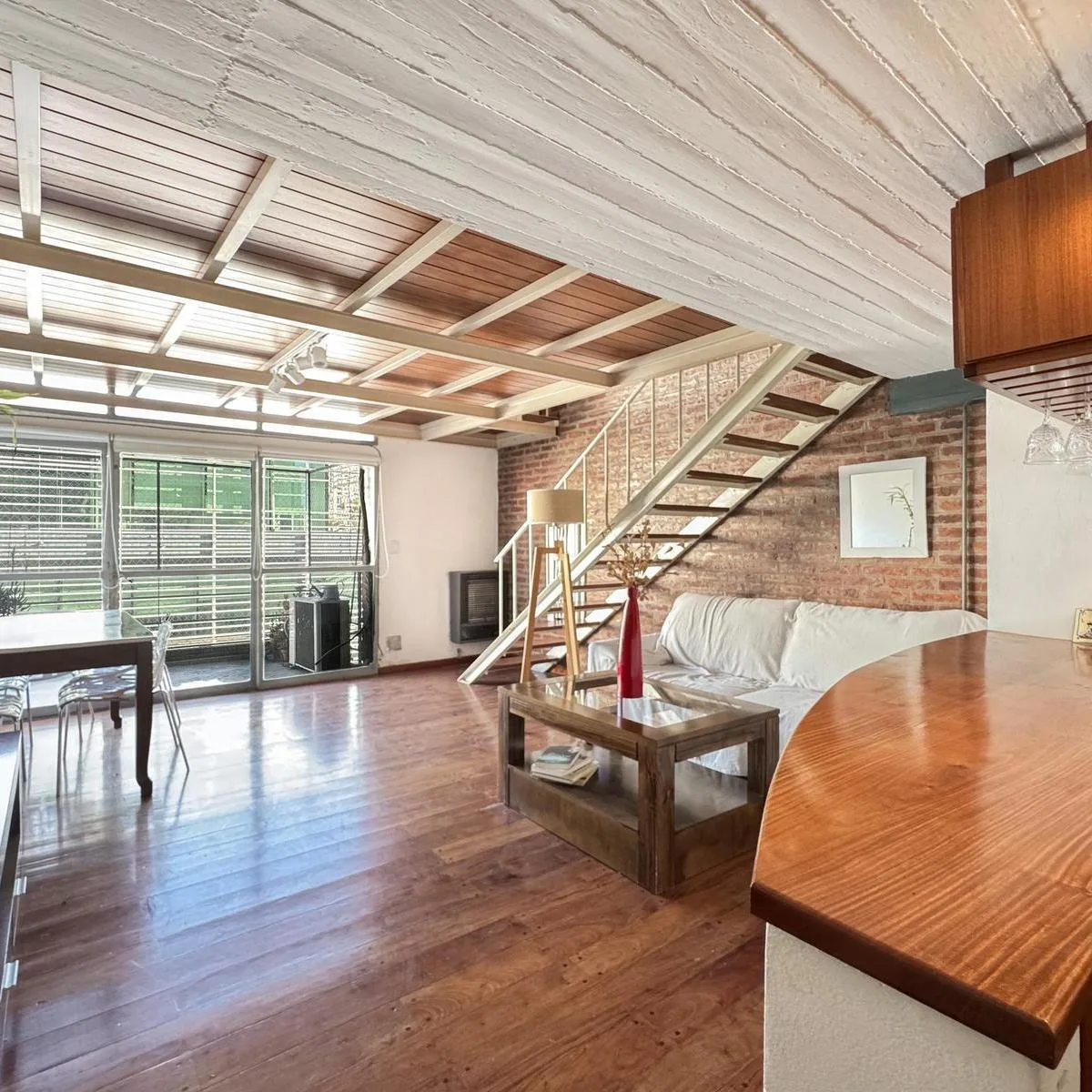Duplex amoblado con balcón