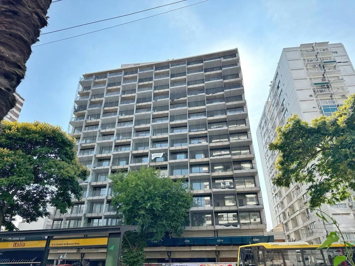 Monoambiente con balcón en piso 10